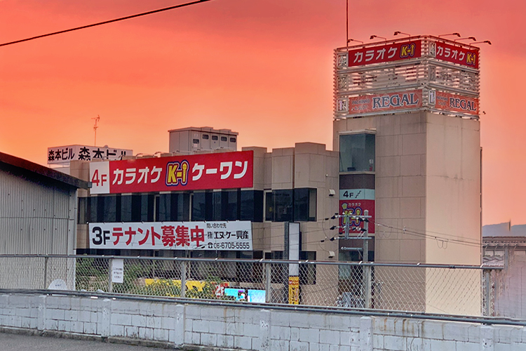 鴻池新田駅ホームから見える外観